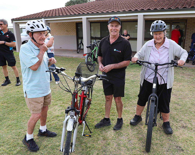 City of Greater Geraldton Active Travel Officer, Fred Block with participants at the ‘Seniors Have a Go eBike’ event